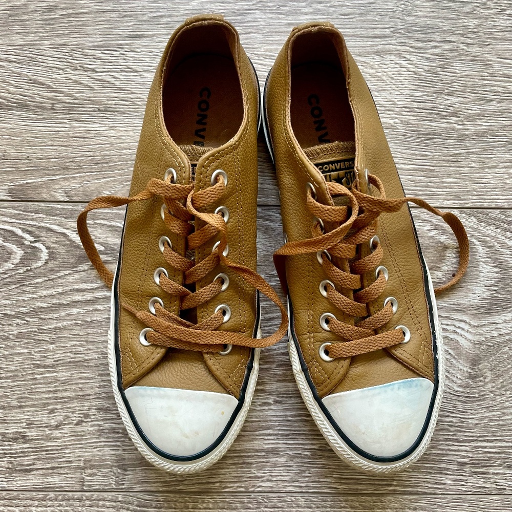 Converse Chuck Taylor All Star Low Top Leather Sneaker -- Size 8.5